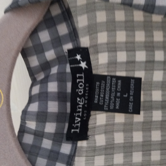 Gray and white checked blouse. Sleeves can be worn up when buttoned. - Picture 3 of 3